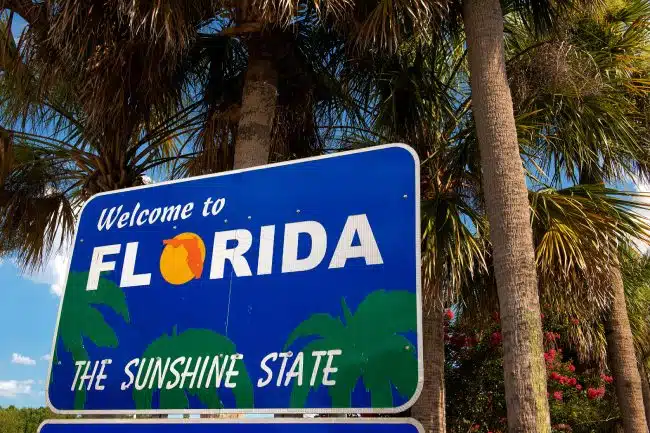 Un letrero que dice "bienvenido a Florida, el estado del sol"