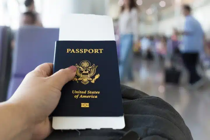 Một hành khách đang chờ để đi du lịch, cầm hộ chiếu của họ.