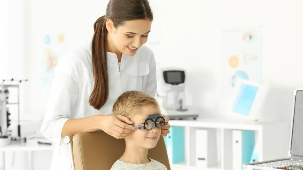 La importancia de los controles de la vista para los niños
