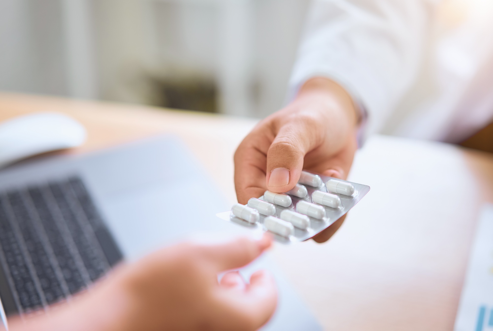 The doctor give medicine to the patient for pain relief.